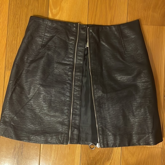 Faux leather mini skirt sz 6 - Picture 8 of 9